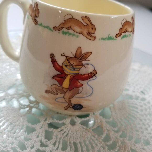 Royal Doulton Bunnykins cup Bunnies Knitting/Unravelling Yarn made in England - Picture 6 of 11
